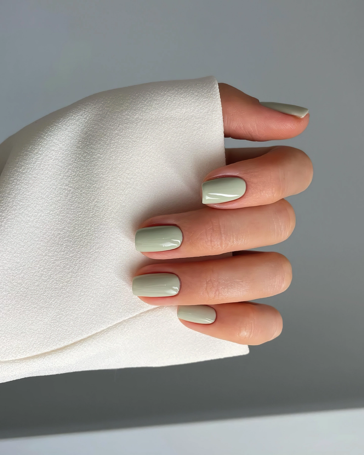 ongles vert pastel couleur menthe manucure minimaliste mains
