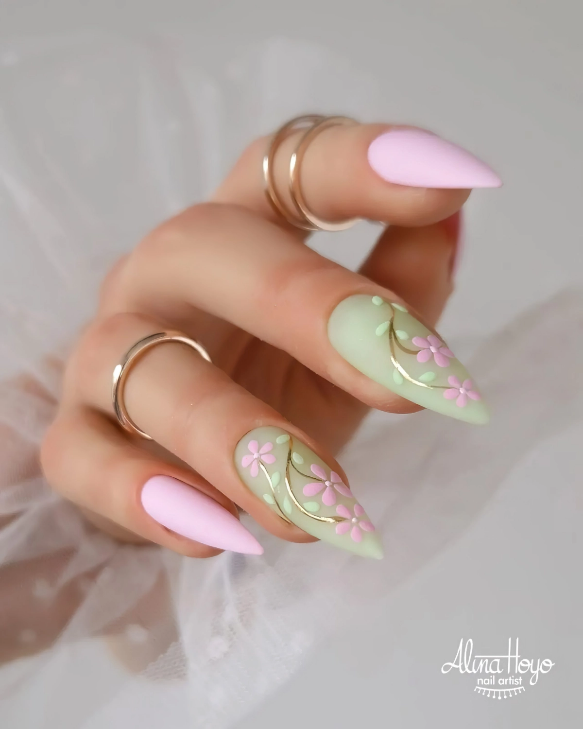 ongles vert pastel et rose nail art dessins fleurs finition mate
