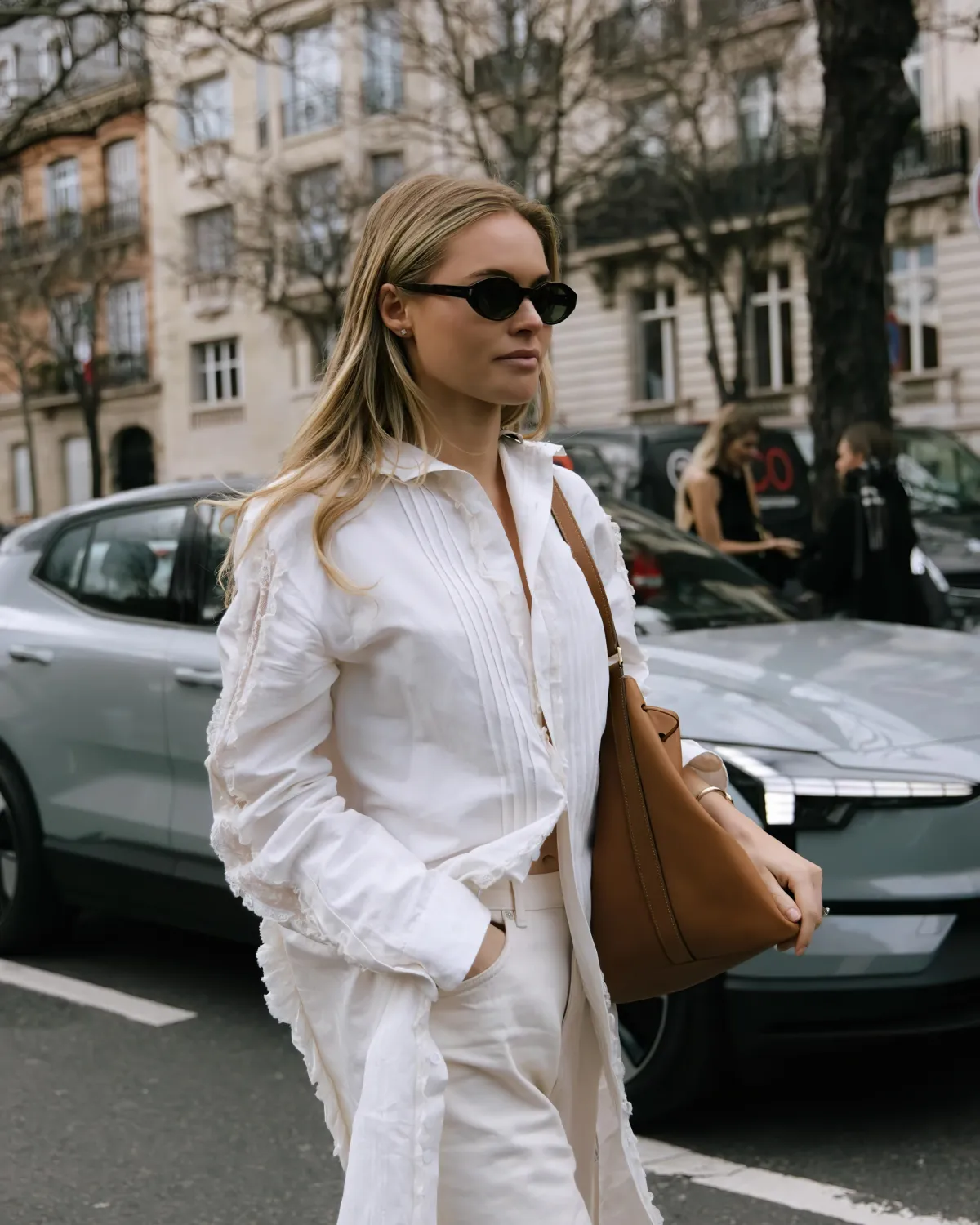 pantalon blanc chemise longue assortie sac a main marron comment porter une chemise femme oversize blanche