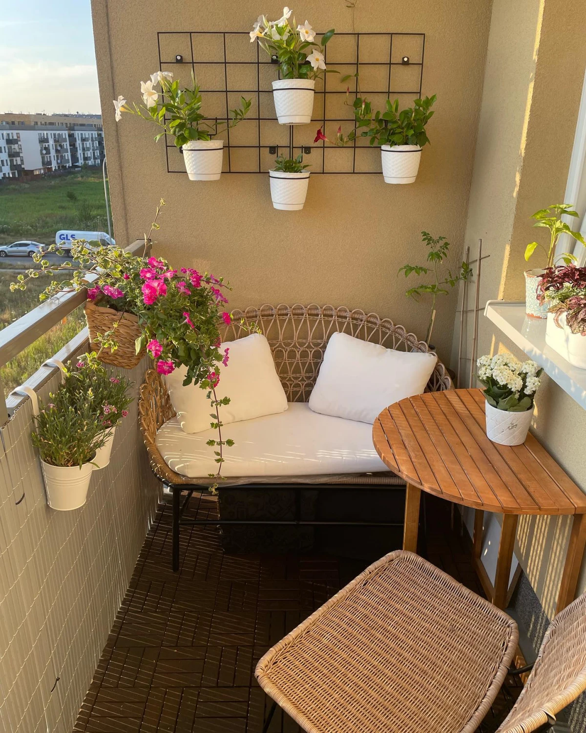 quels meubles pour un petit balcon idee plantes roses coussins blancs