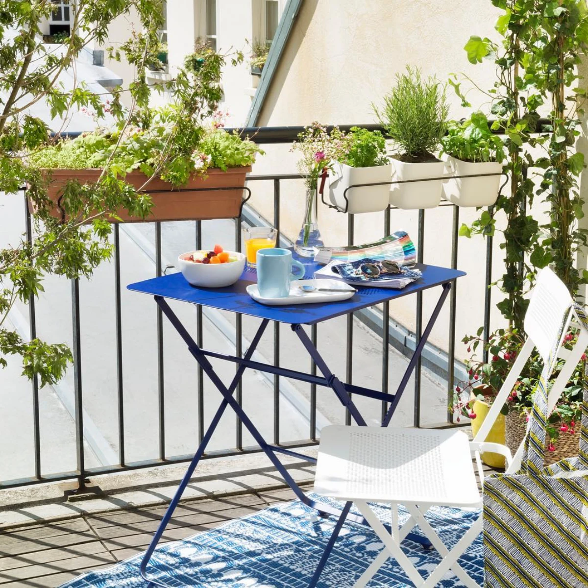 quels meubles pour un petit balcon table et chaise pliables plantes vertes