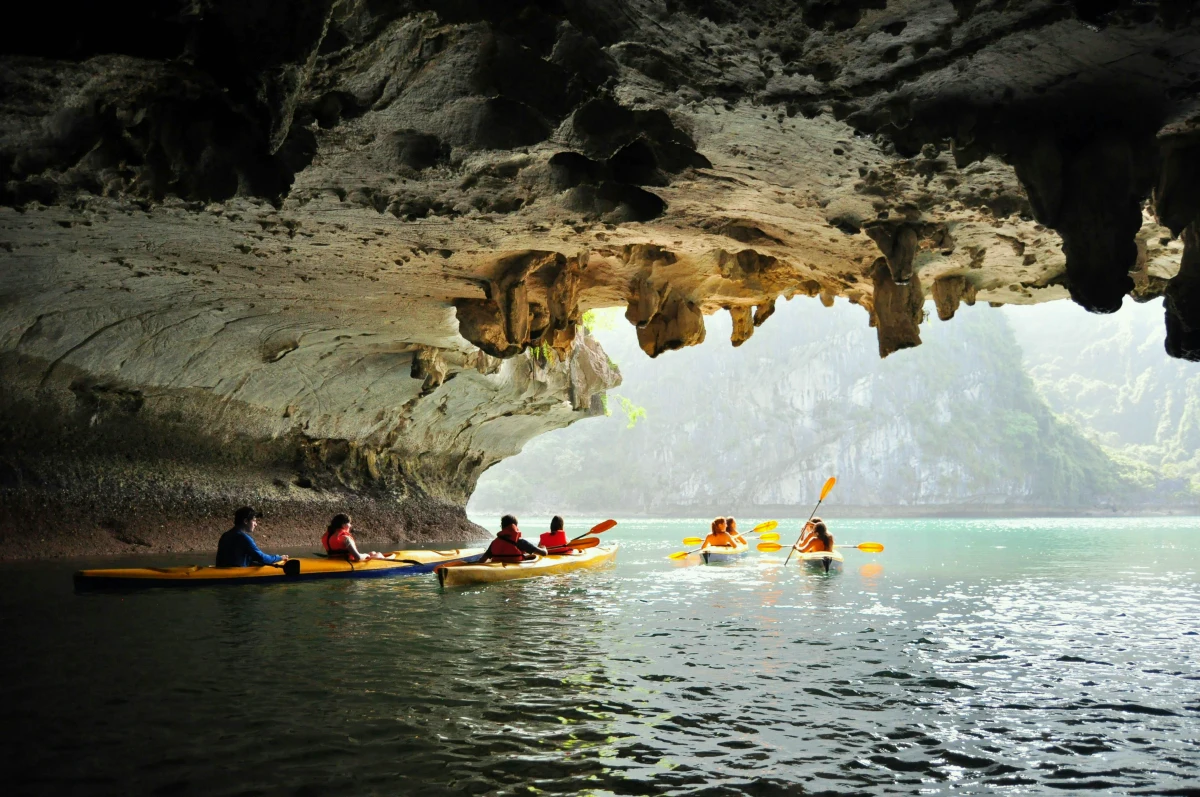 regions françaises avec le plus d activites d aventure en nature kayak mer grotte