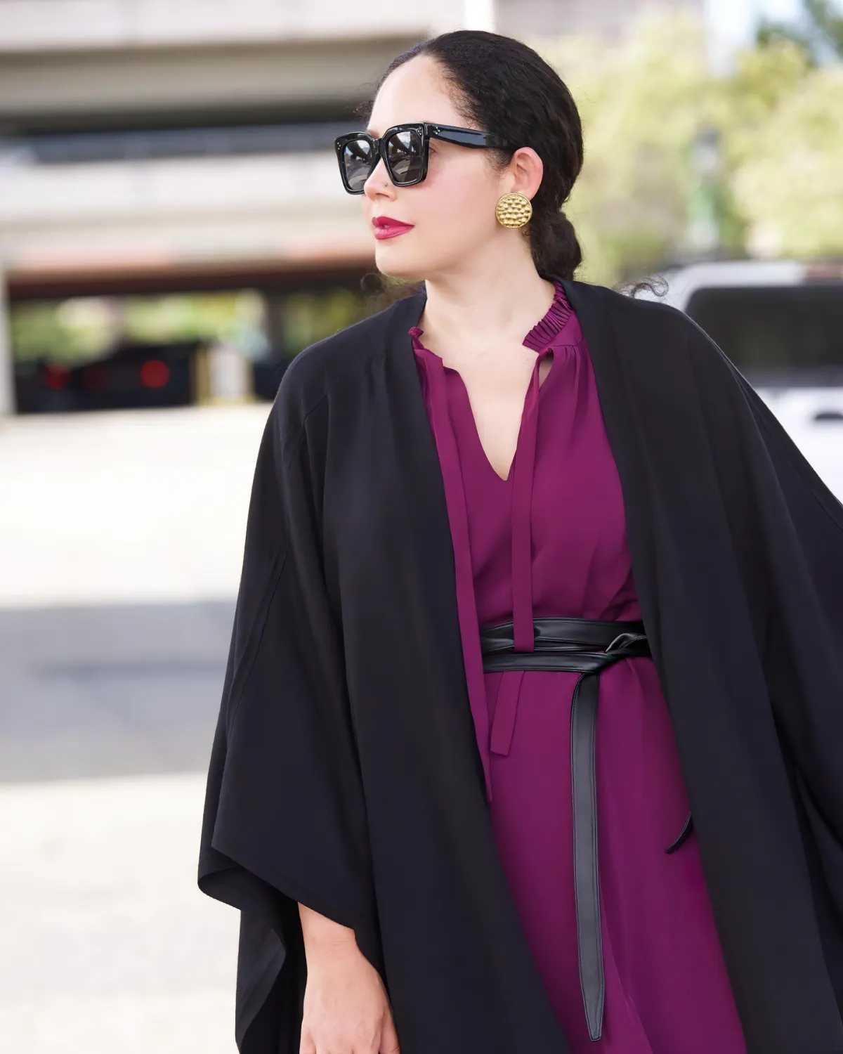 robe ceinturee en violet manteau noir lunettes de soleil