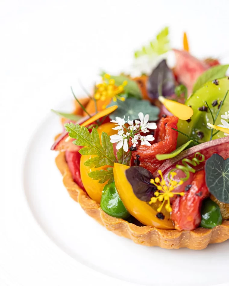 salade pesentee sur une croute de tarte