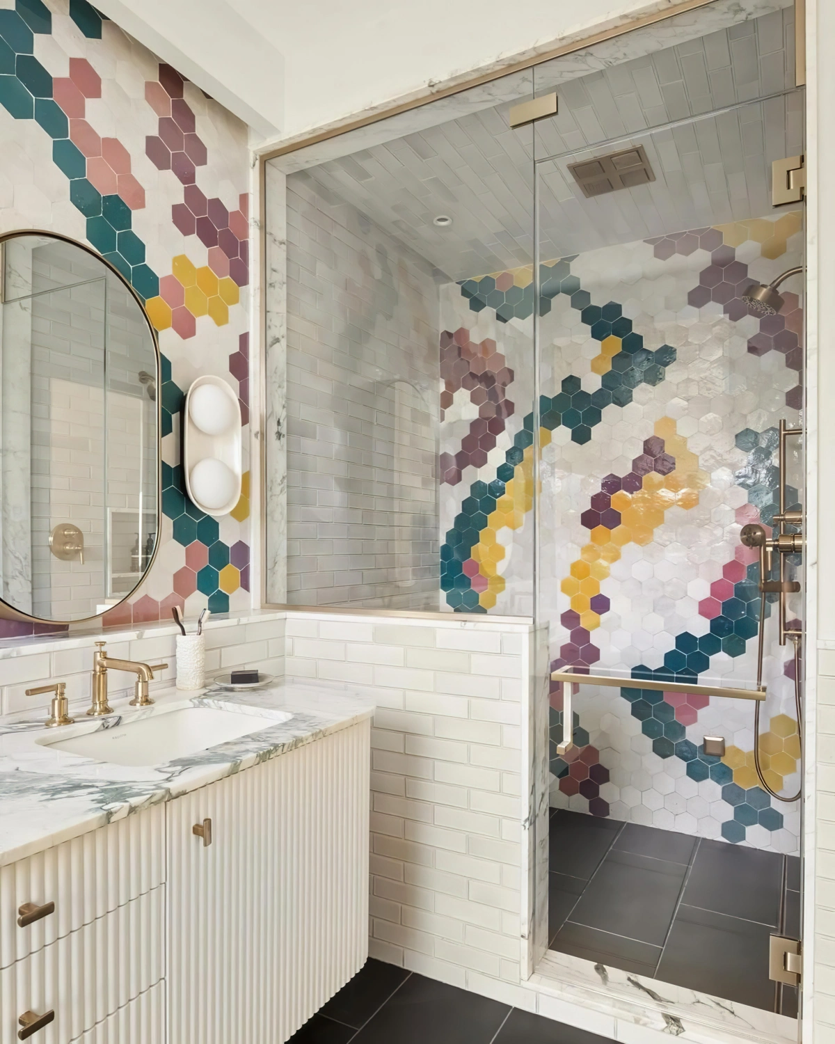 salle de bain douche carrelage colore dalles sol gris anthracite lavabo marbre