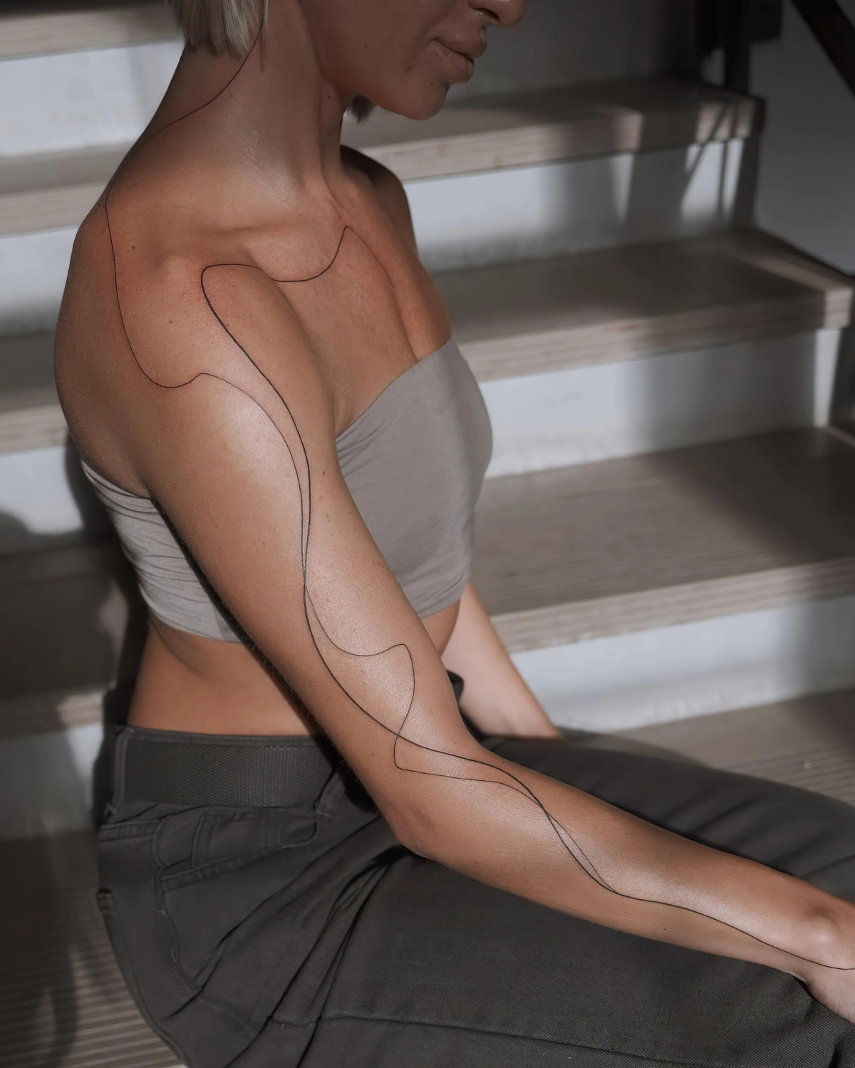 tatouage femme bras simple corps minimaliste art sur peau lignes fines