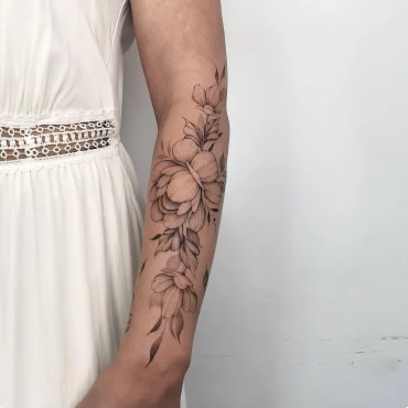 tatouage floral avant bras femme realiste tiges feuilles robe blanche