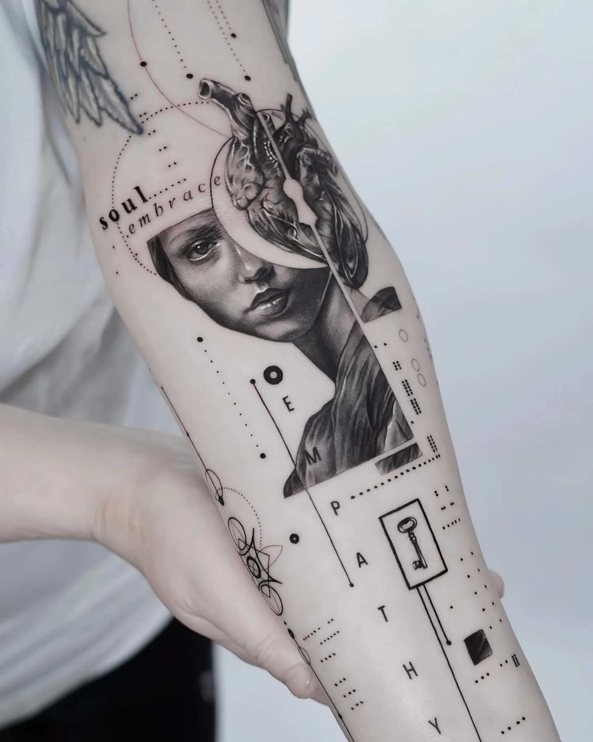 tatouage manchette femme portrait de femme cle symbole mots coeur