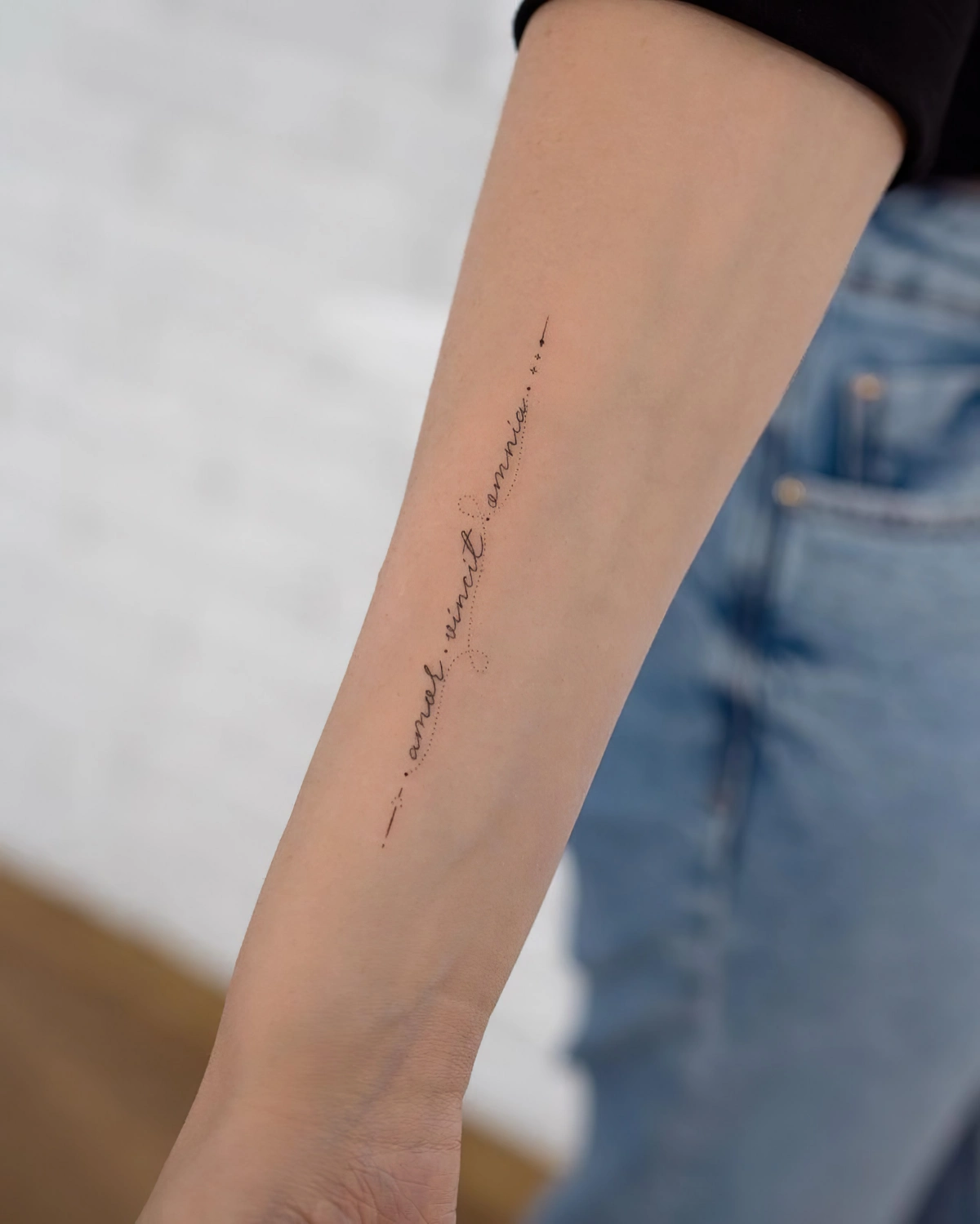 tatouage phrase bras femme discret motif mantra lettres fines