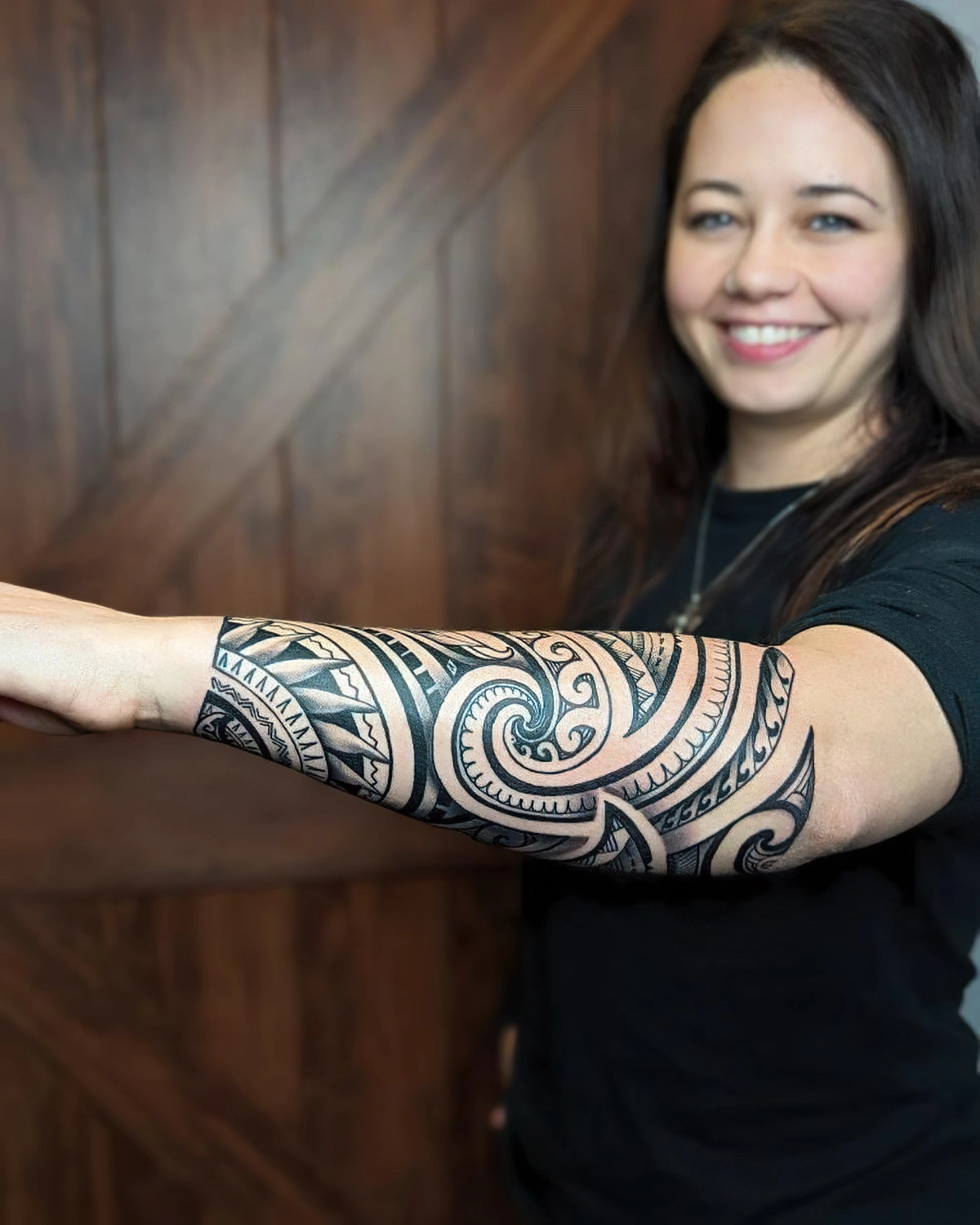 tatouage tribal avant bras femme details geometriques lignes courbes