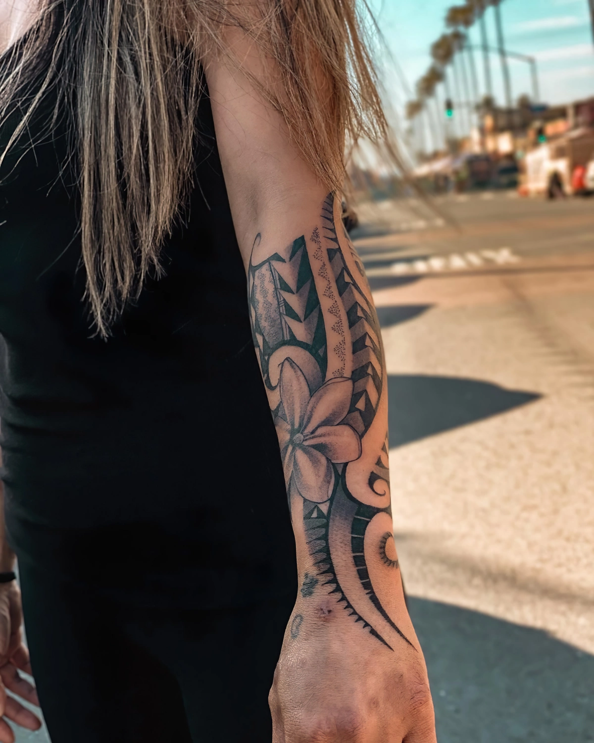 tatouage tribal avant bras motifs polynesien hawaien fleurs geometriques details