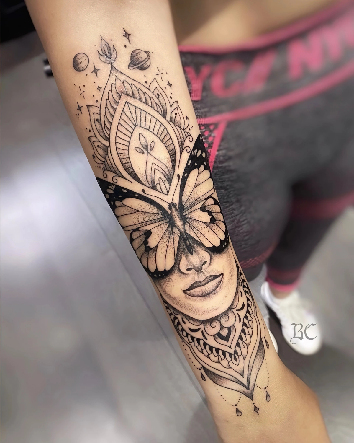 tatouage visage femme avec papillon motifs mandala univers planetes