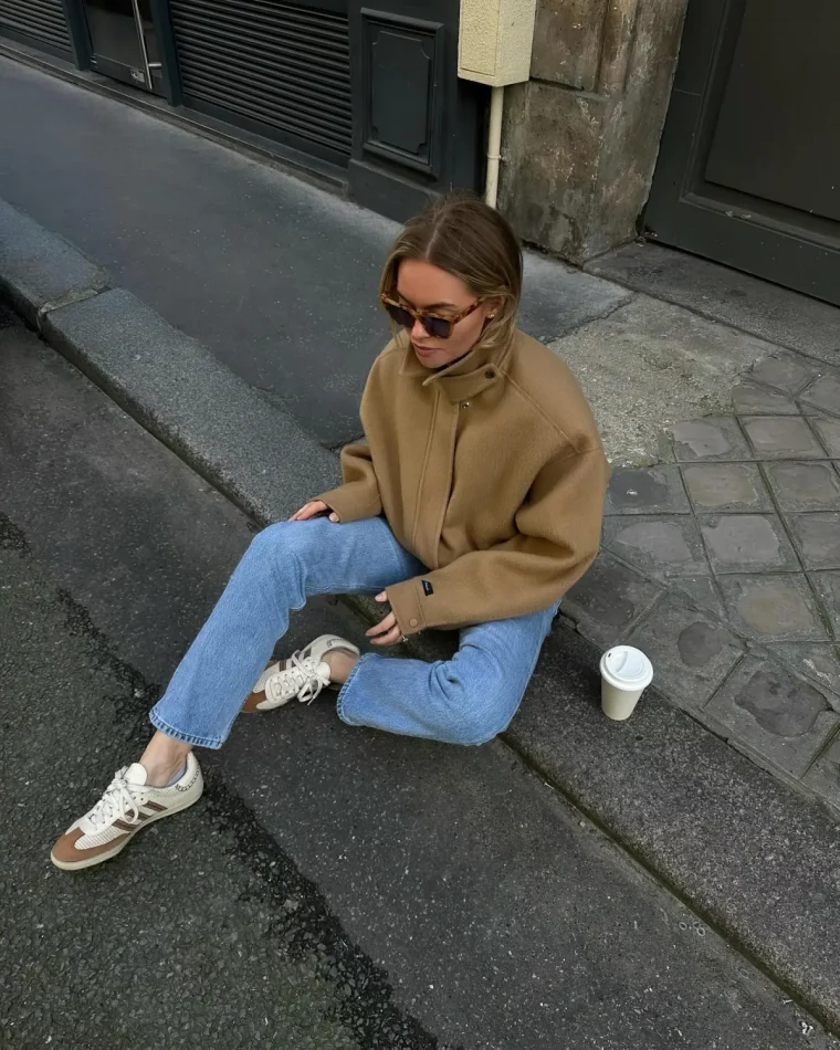 tenue casual jean classique baskets et blouson kaki