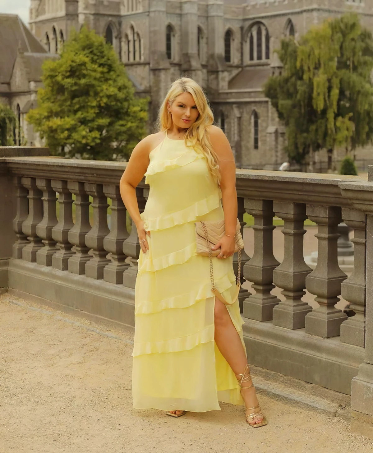 tenue de mariage femme ronde invitee femme blonde robe jaune