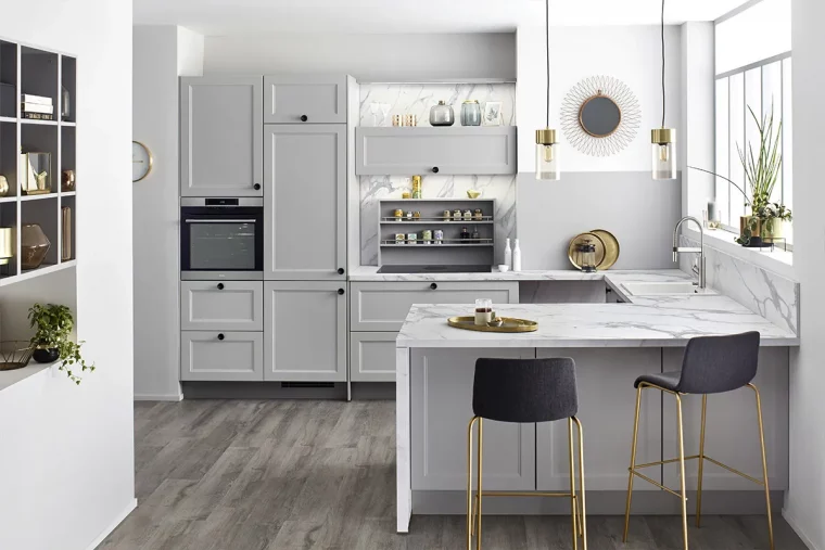 amenagement cuisine moderne en blanc et gris clair