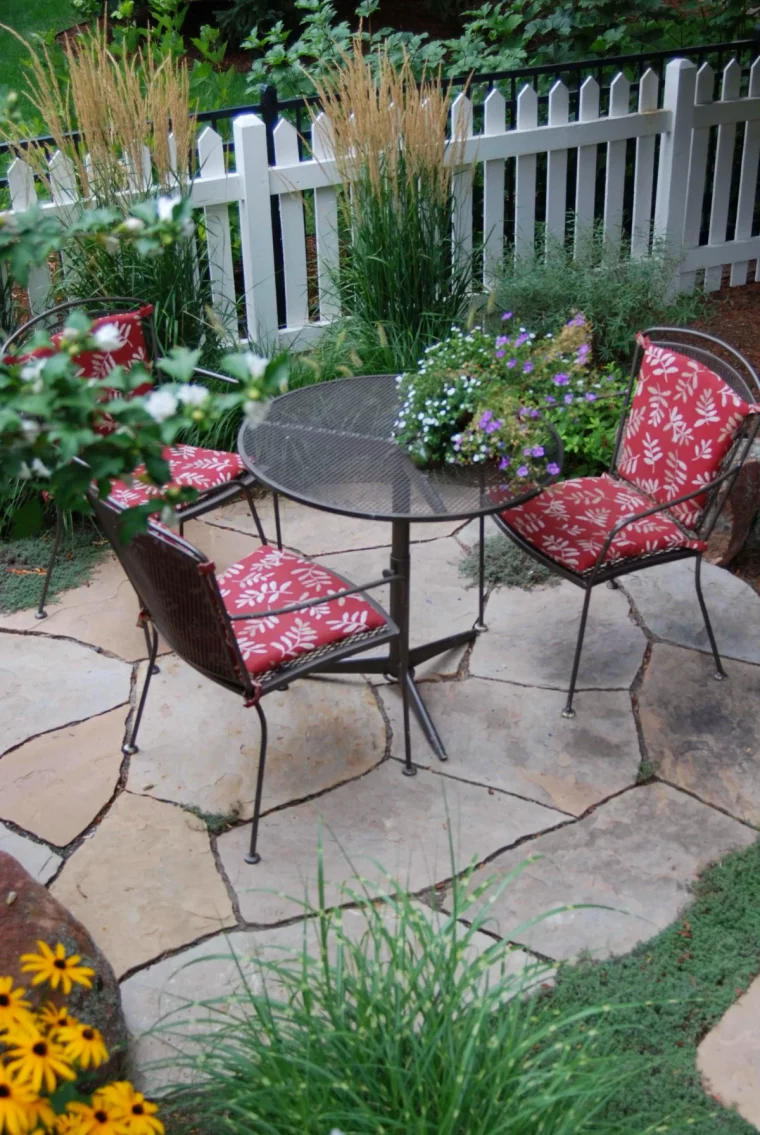 amenagement petit jardin sans pelouse dalles plantes vertes table en acier avec deux chaises