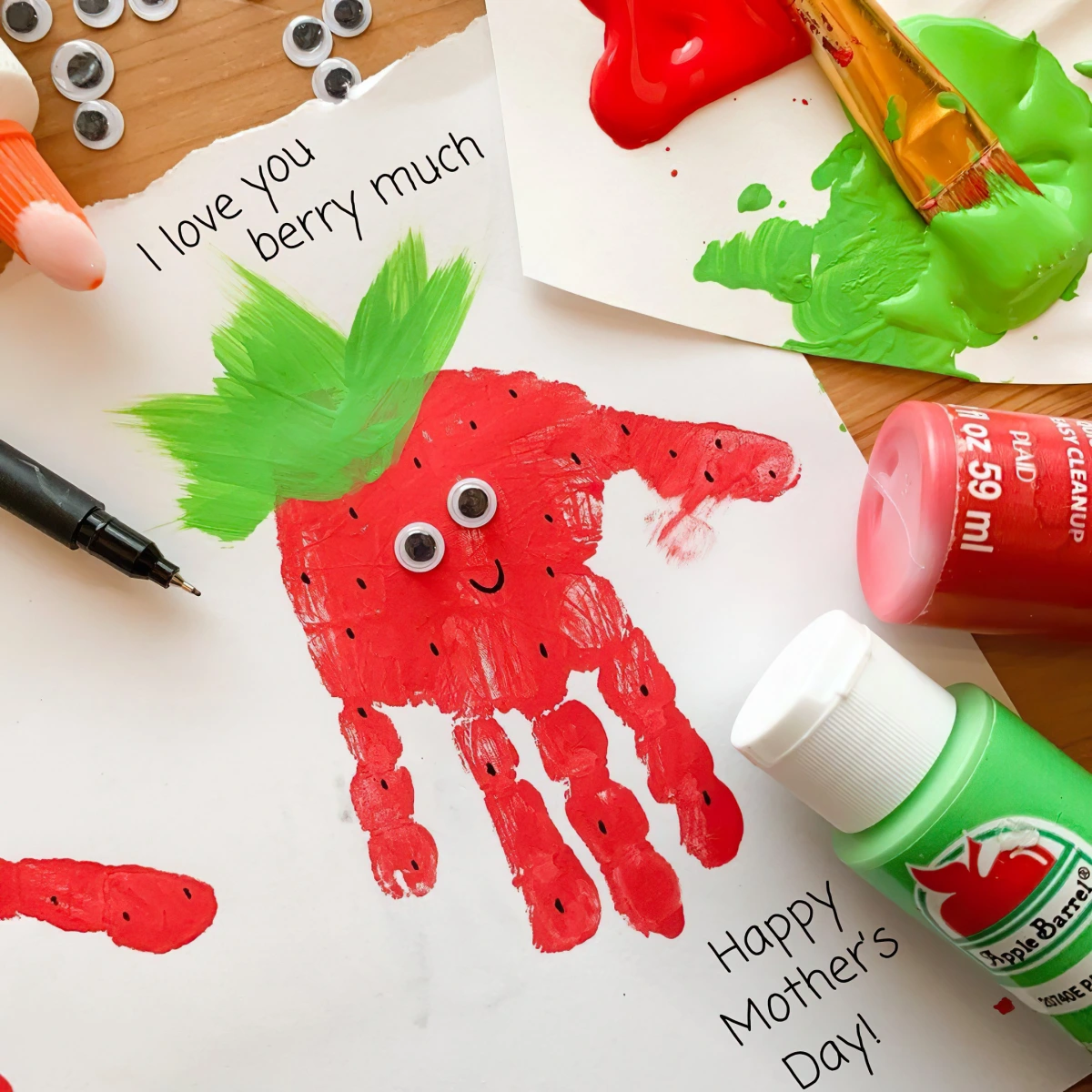 carte fete des meres maternelle avec empreinte peinture rouge dessin
