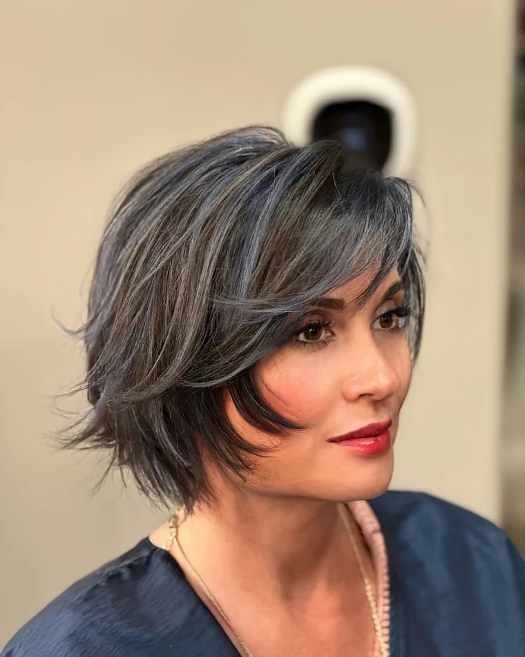 coupe cheveux mi long dégradé effile avec frange meches gris