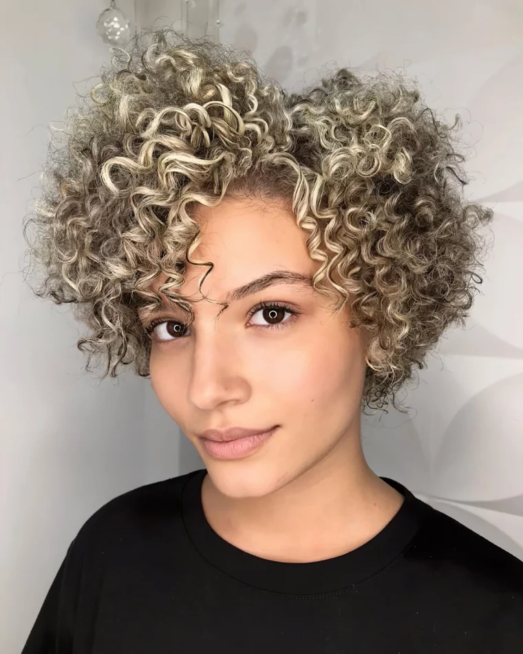 coupe courte cheveux boucles frises coloration meches volume