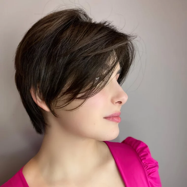 coupe courte garcon femme cheveux longs dessus de la tete frange sur le cote