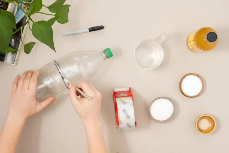 couper une bouteille en deux et y mettre du vinaigre