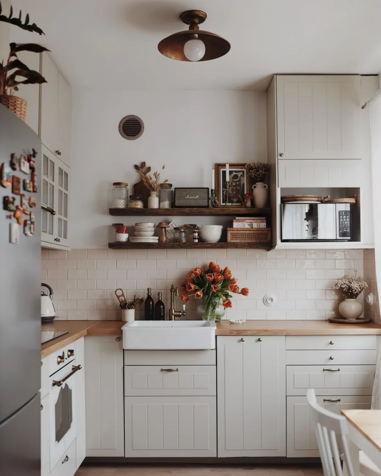 cuisine blanche avec plan de travail bois etagere bois brut frigo table manger