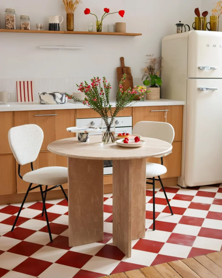 cuisine en longueur tapis imitation carreaux blanc et rouge meubles bois