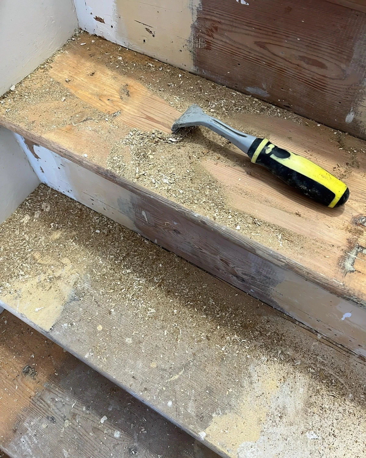 decaper escalier bois outils enlevage peinture finition poussiere