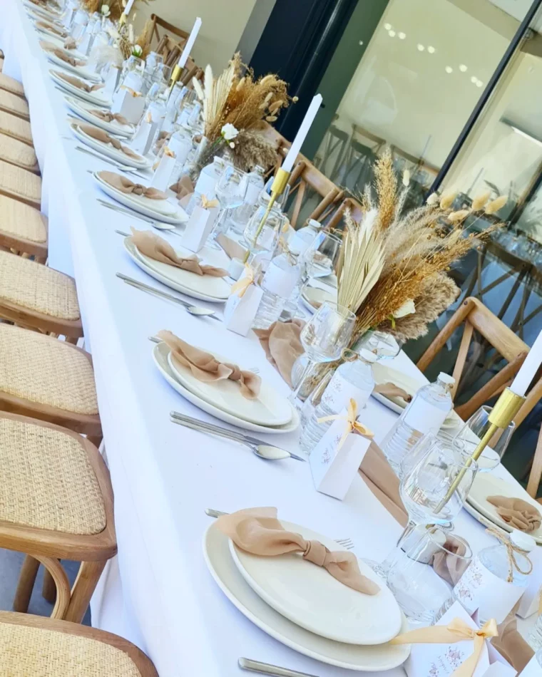 deco de table simple couleurs blanc et beige mariage