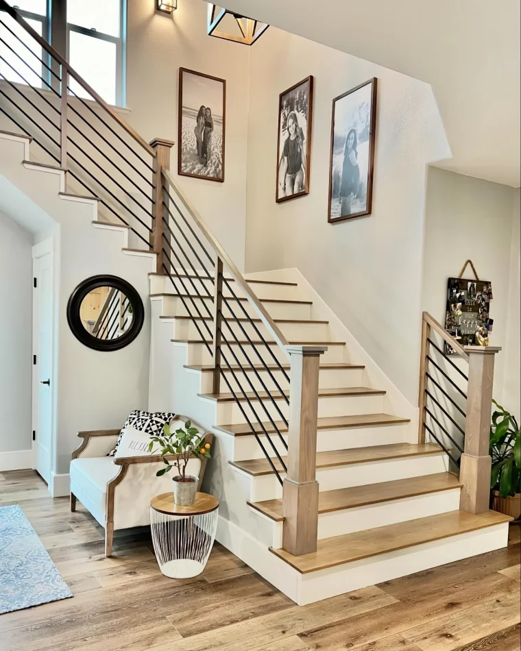 deco escalier bois et blanc cadres photo blanc et noir parquet miroir