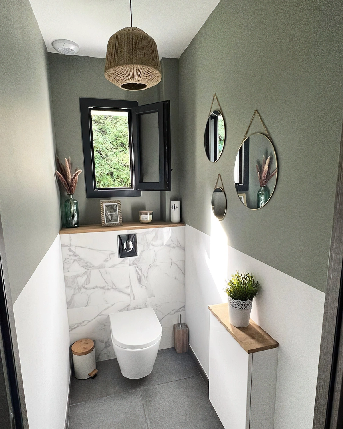 deco toilette avec fenetre peinture bicolore murs vert olive panneaux marbre