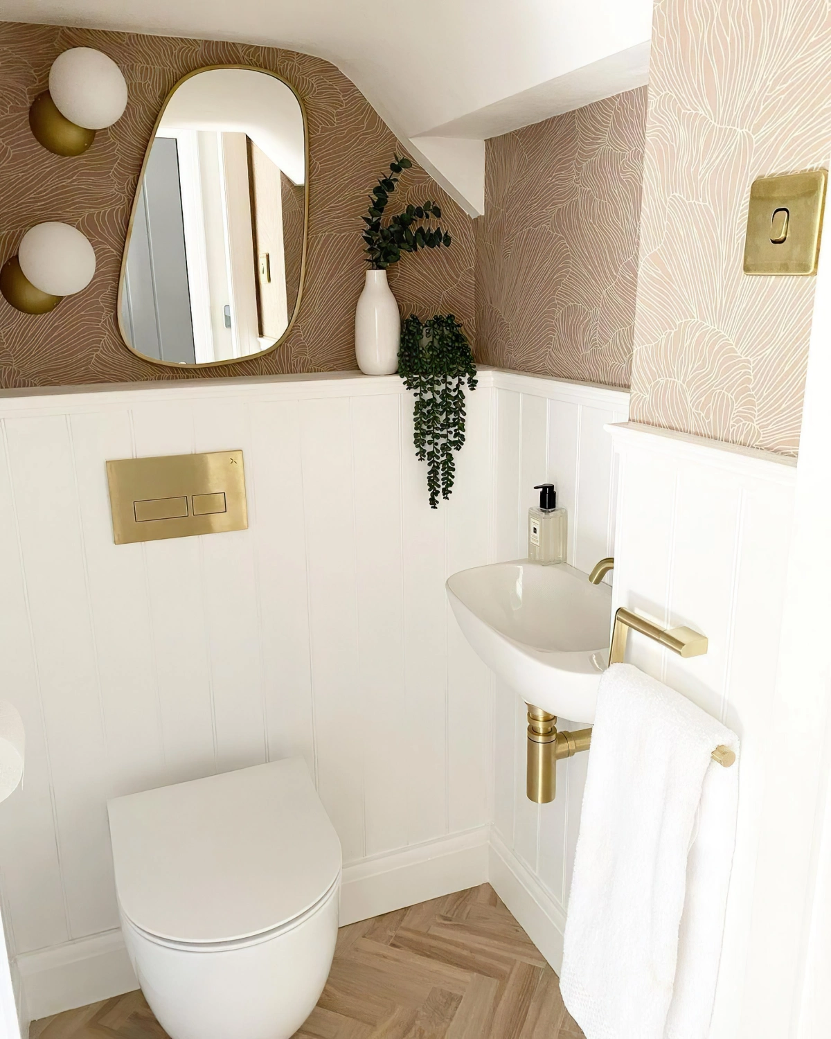 deco wc petit espace sous pente papier peint beige panneaux blancs cuvette suspendue