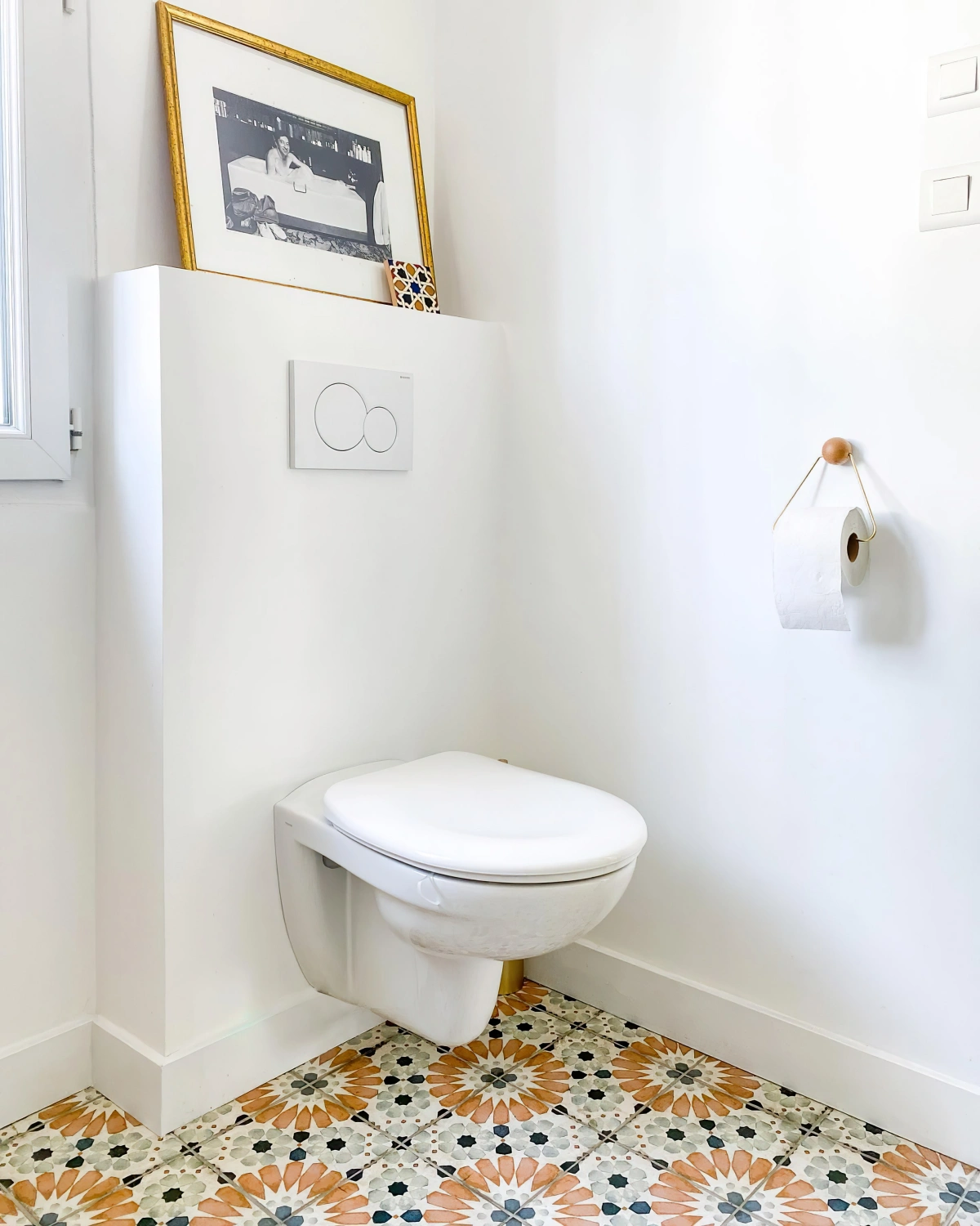 deco wc suspendu carreaux de ciments blanc et orange peinture cadre photo