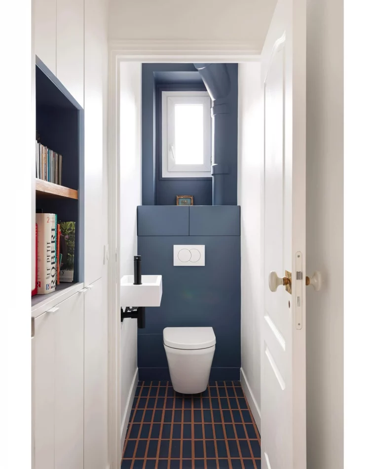 decoration petite toilette bicolore peinture bleu marine cuvette suspendue