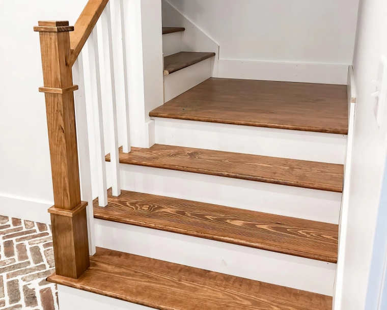 escalier blanc et bois renovation facile scellant peinture blanche contremarches