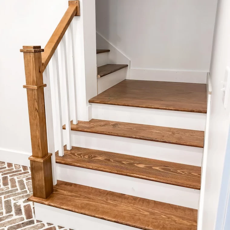 escalier blanc et bois renovation facile scellant peinture blanche contremarches