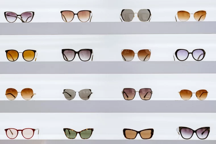 etagere rangement collection lunettes de soleil eclairage montures