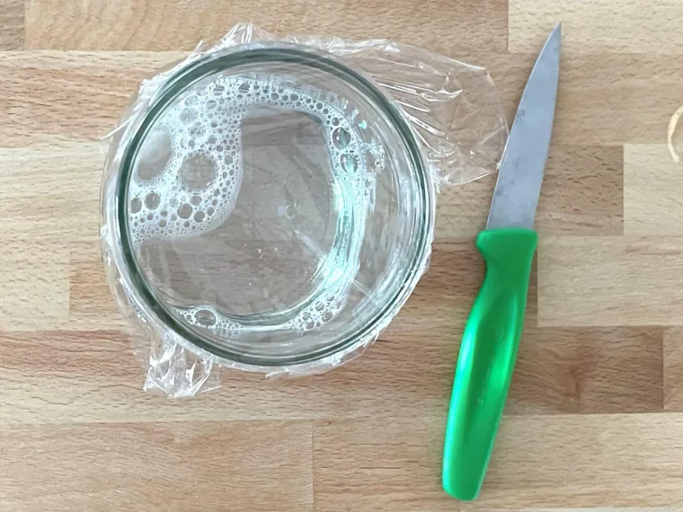 faire un piege maison avec un verre film plastique