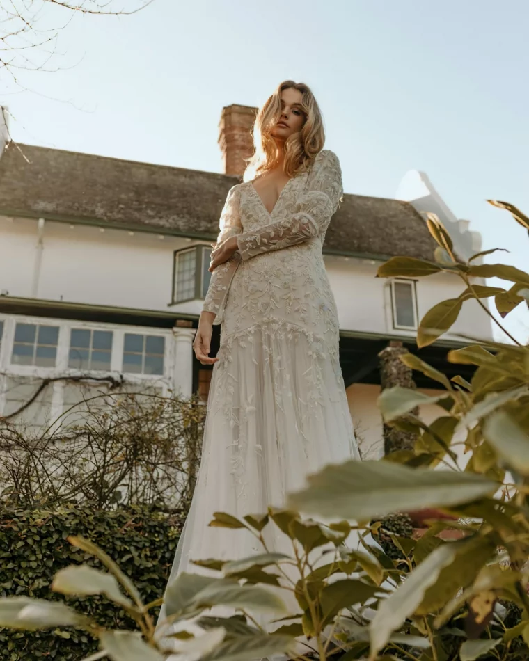 femme blonde dans une robe longue mariage boheme