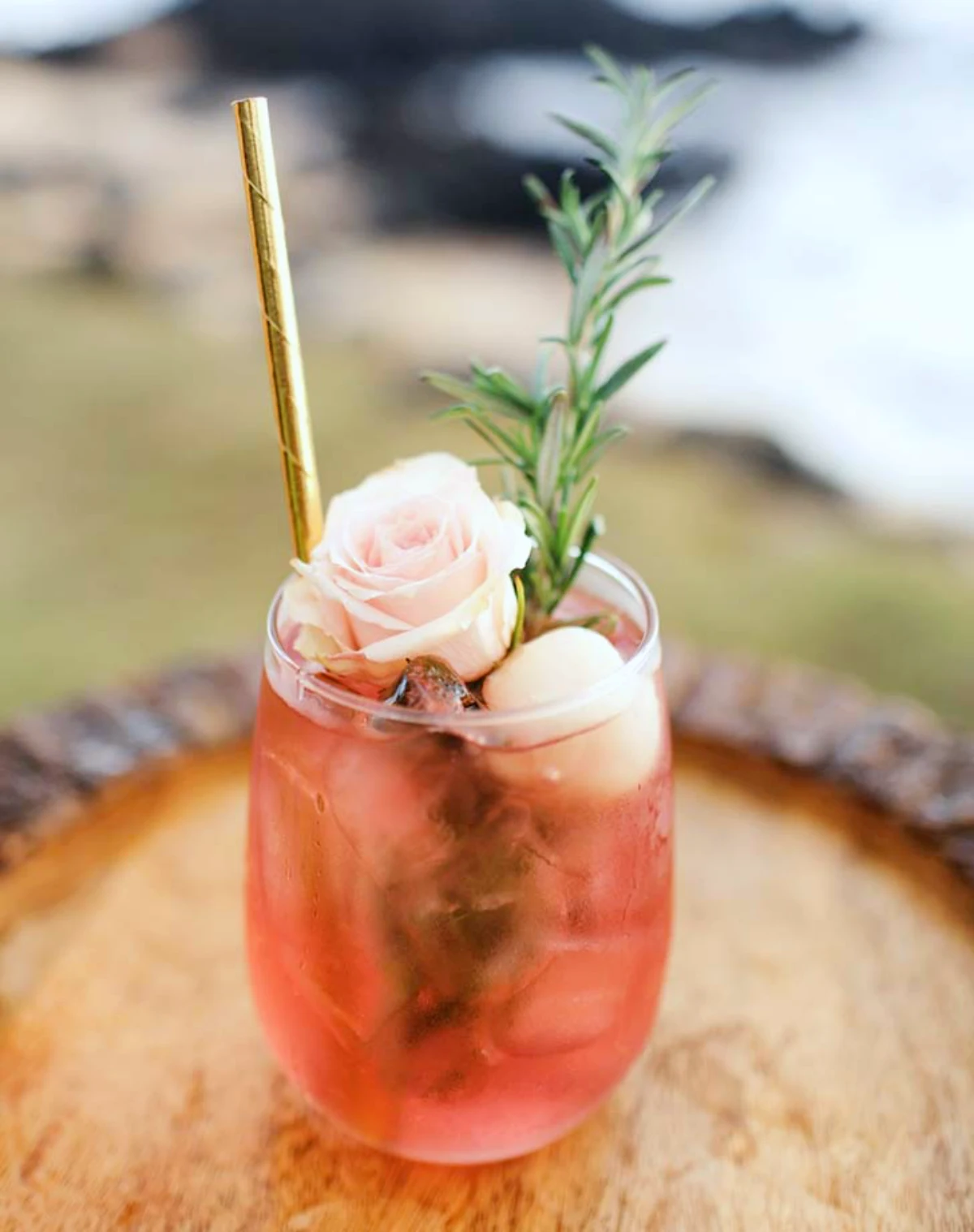 cocktails avec des fleurs pour un mariage champêtre dans la nature paille et brin vert
