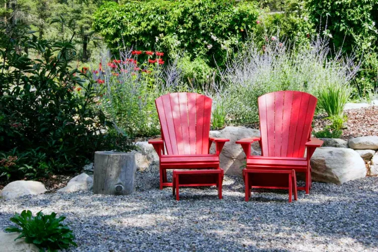 gravier jardin sans entretien deux chaises rouges plantes vertes
