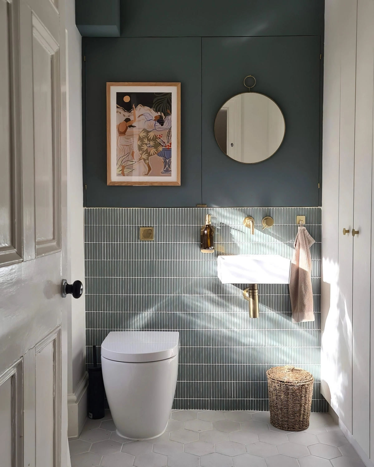 idee carrelage wc peinture vert fonce cadre photo bois art miroir rond panier tresse
