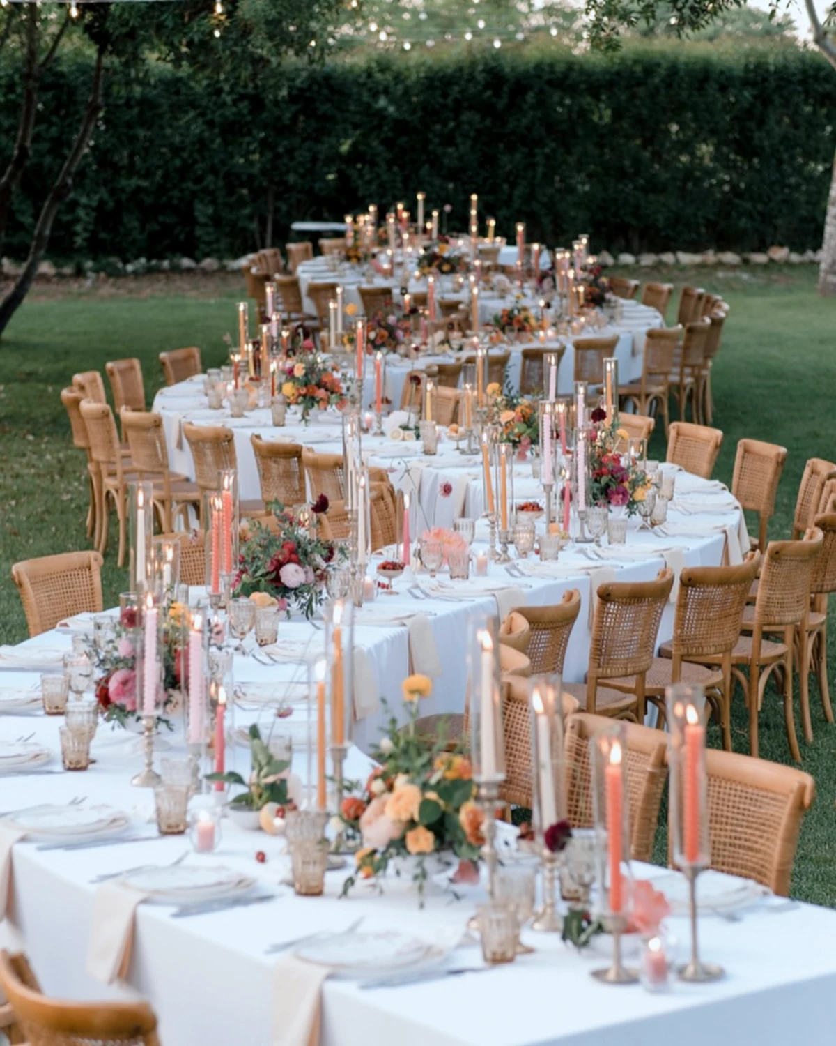 idee de deco de table mariage champetre jardin bougie colore verres beiges
