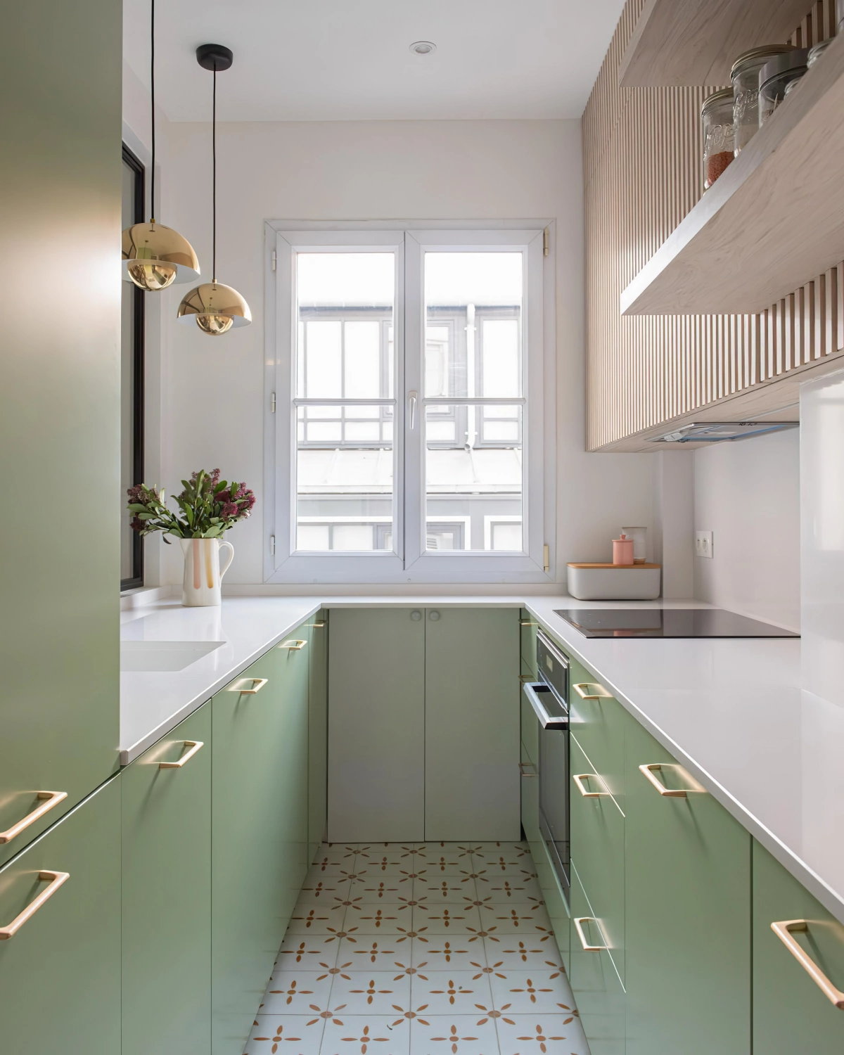 idee deco cuisine blanc et vert meubles carrelage sol rangement etagere bois