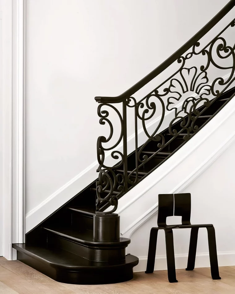 idee peinture escalier bois parquet bois chaise mur blanc design interieur