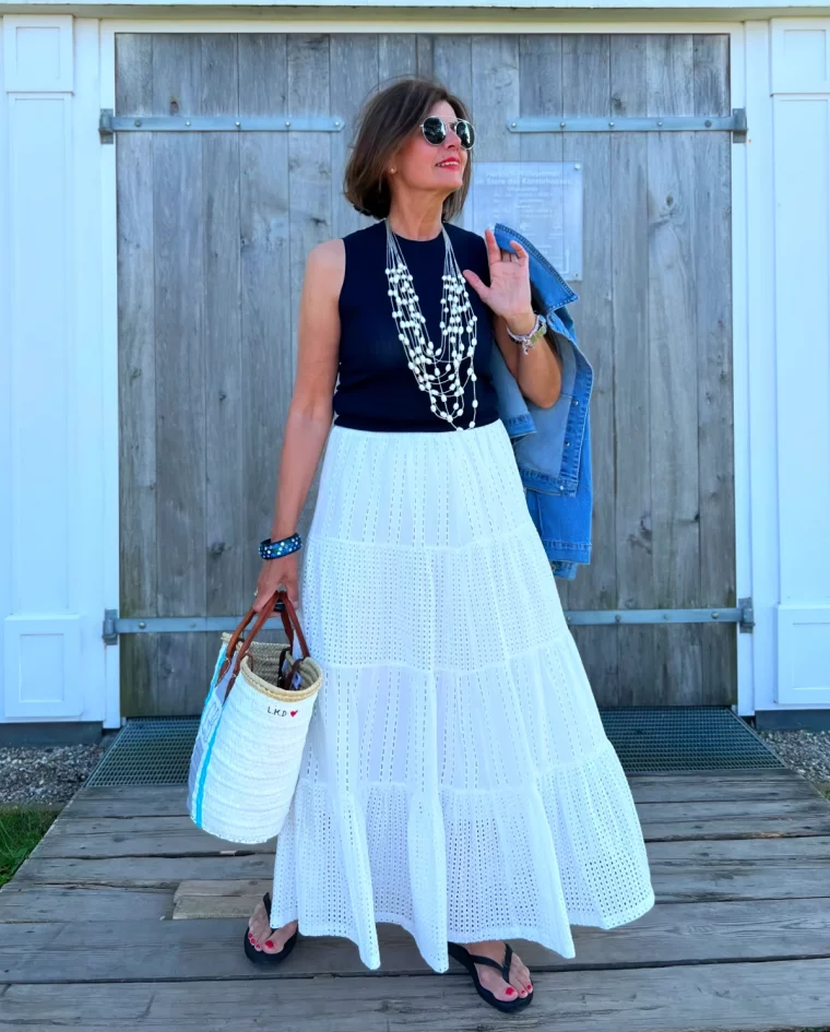 jupe blanche longue top noir collier en perla blanc mode femme 50 ans