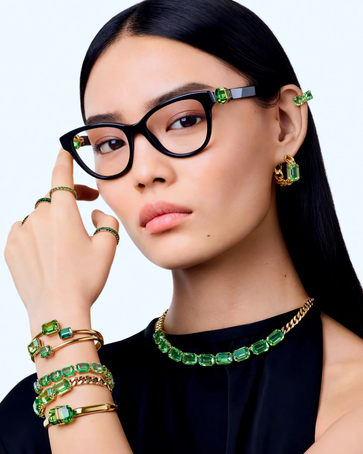 lunettes avec des strass vert femme cheveux noirs longs collier et braclets verts