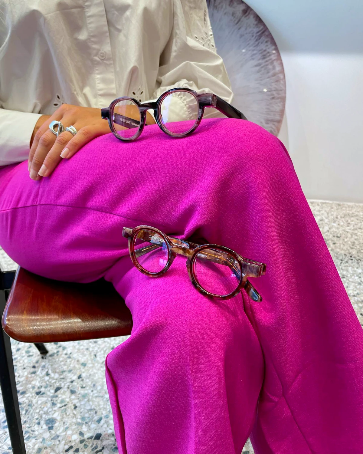 lunettes de vue tendance femme 2024 pantalon rose