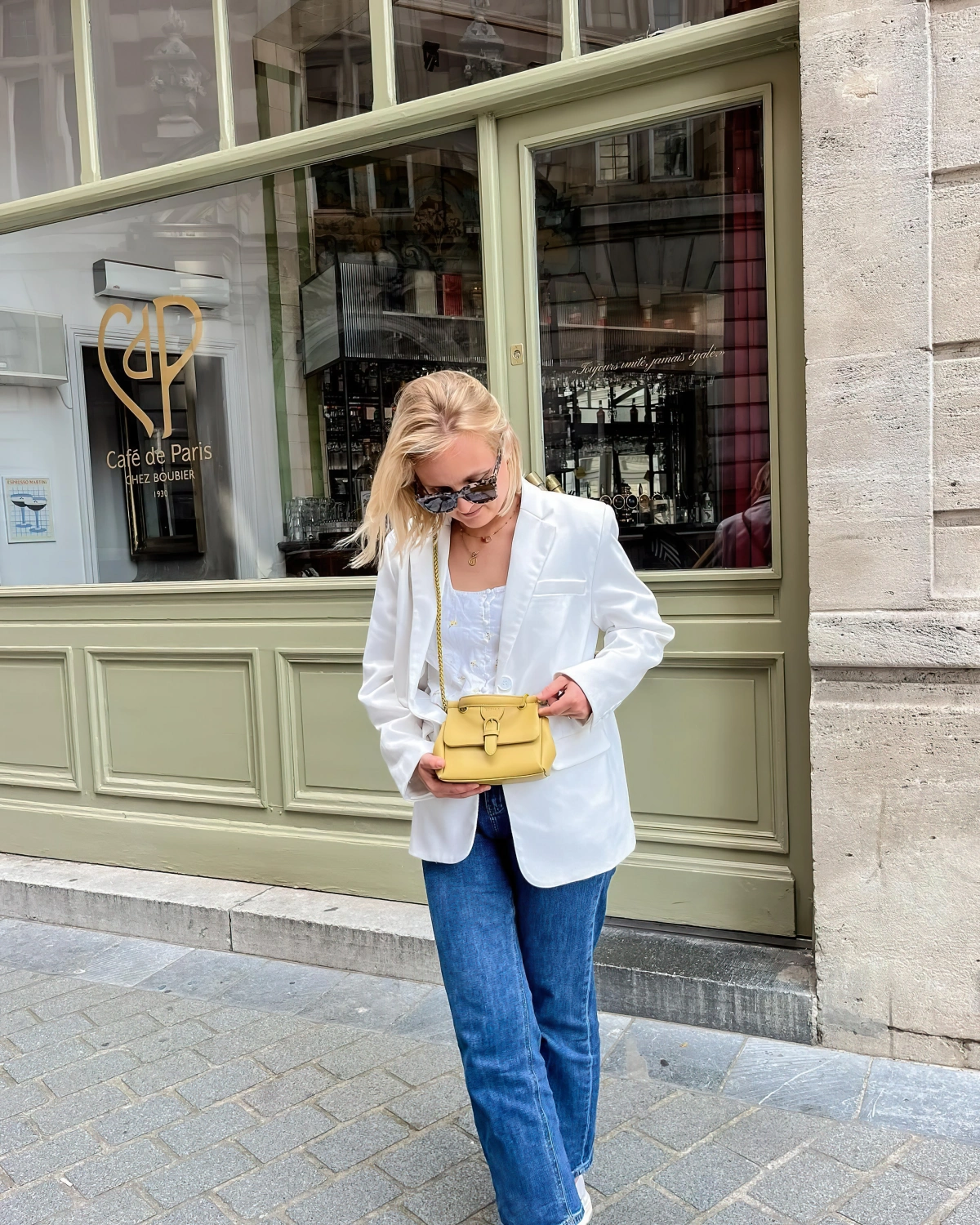 mini sac bandouliere femme couleur jaune blazer blanc jeans fluides