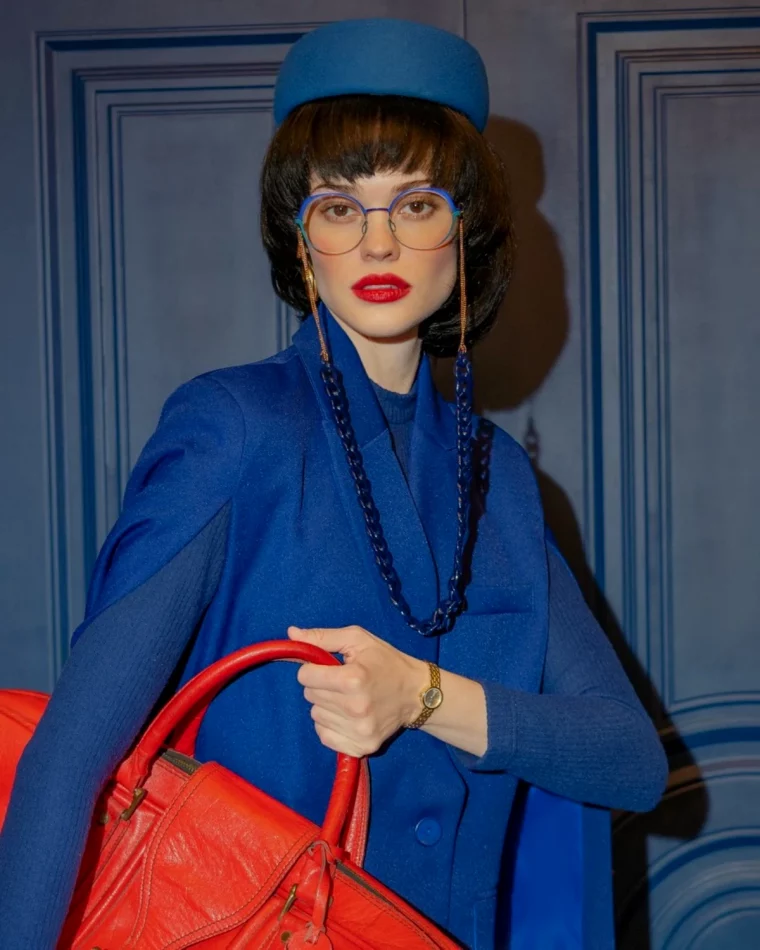 modele femme tenue bleu lunettes bleu sac rouge